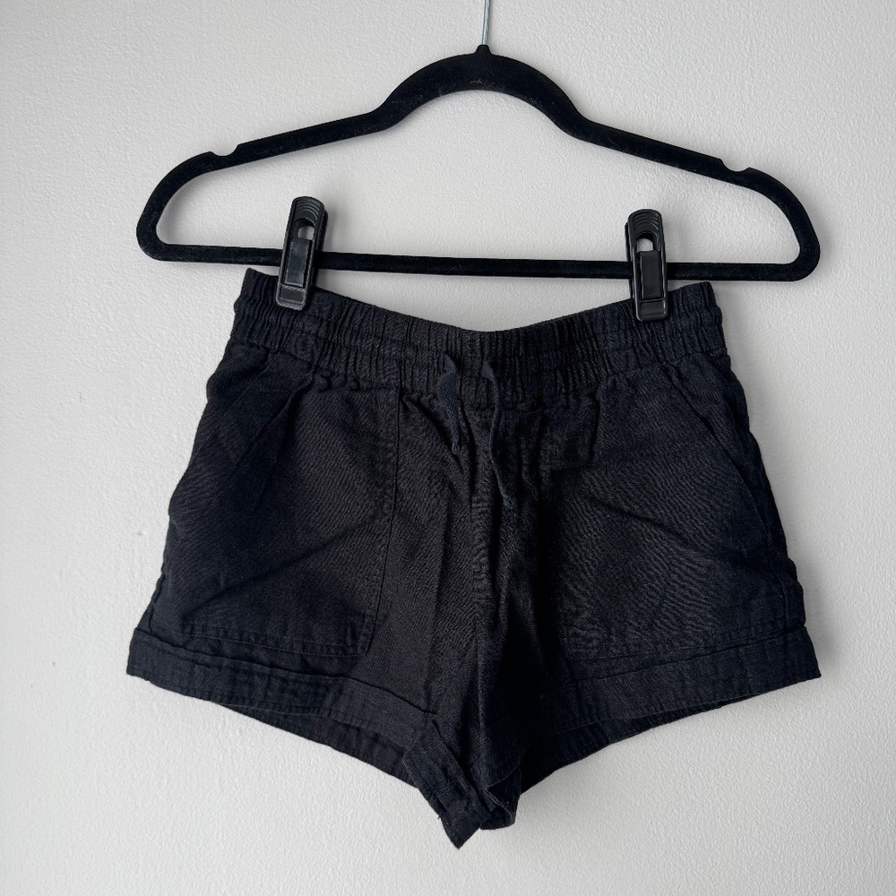 Forever 21 Women’s Black Linen Shorts size XS.